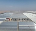 Solárně-termální zařízení s parabolickým žlabem I v Dubaji připojeno k síti